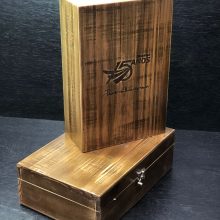 caixa-premium; caixa-de-madeira; caixa-de-madeira-personalizada; caixa-de-madeira-para-bebida; embalagem-personalizada; ideias-de-embalagens; fabricante-de-caixa-de-madeira; fabricante-de-caixa; press-kits; press-kits-personalizados; press-kits-criativos; caixa-personalizada; fornecedor-de-caixa; brindes-personalizados; sustentavel; caixa-sustentavel; brinde-sustentavel; ideia-presente