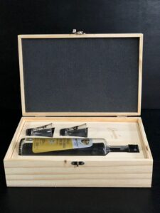 caixa-de-madeira; caixa-de-madeira-personalizada; caixa-de-madeira-para-bebida; embalagem-personalizada; ideias-de-embalagens; fabricante-de-caixa-de-madeira; fabricante-de-caixa; press-kits; press-kits-personalizados; press-kits-criativos; caixa-personalizada; fornecedor-de-caixa; brindes-personalizados; sustentavel; caixa-sustentável; brinde-sustentável; ideia-presente caixa-de-madeira; caixa-de-madeira-personalizada; caixa-com-berço; caixa-com-berço-personalizado; caixa-de-madeira-luxo; caixa-luxo; berço-personalizado; press-kits; merchandising; sustentável; ideia-criativa-para-presente; fabricante-de-caixa-de-madeira; fabricante-de-caixa; embalagem; embalagens-personalizadas; presente-personalizado; caixa-para-bebida; caixa-de-madeira-para-bebida; caixa com berço de espuma, caixa com berço para kit gin, caixa com berço de madeira Caixa de madeira para kit, caixa de madeira para bebidas, caixas de madeira personalizada, caixas de madeira para kit gin, caixas de madeira com berço, caixas de madeira para garrafas e taças, caixas de madeira com personalização, caixas de madeira para press kit, caixas de madeira para empresas, caixas de madeira para brindes, caixas de madeira pinus, caixa-de-madeira; caixa-de-madeira-personalizada; caixa-com-berço; caixa-com-berço-personalizado; caixa-de-madeira-luxo; caixa-luxo; berço-personalizado; press-kits; merchandising; sustentável; ideia-criativa-para-presente; fabricante-de-caixa-de-madeira; fabricante-de-caixa; embalagem; embalagens-personalizadas; presente-personalizado; caixa-para-bebida; caixa-de-madeira-para-bebida; caixa com berço de espuma, caixa com berço para kit gin, caixa com berço de madeira caixa de madeira pinus, caixas de madeira pinus, caixas de madeira com personalização silk screen, caixas de madeira com logo colorido, caixa de madeira sustentável, caixas de madeira sustentável, caixas de madeira com selo fsc, caixa de madeira com selo fsc, caixa de madeira com tampa articulada, caixa de madeira com tampa articulada, caixa de madeira tampa baú, caixa de madeira com tampa baú, caixa de madeira vegan power, caixa de madeira para press kit ecológico, caixa de madeira ecológica, caixas de madeira ecológica, caixa em madeira reflorestada, caixas em madeira reflorestada, caixas press kit ecológico, press kit sustentável, press kit ecológico, caixa madeira pinus, caixas madeira pinus, baú madeira ecológica, baús madeira ecológica, brinde em madeira sustentável, brindes madeira fsc, brindes corporativos madeira fsc, brindes madeira certificada, brindes madeira reflorestada, caixas especiais de madeira