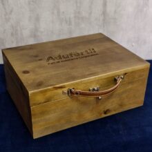 caixa-de-madeira; caixa-de-madeira-personalizada; caixa-com-berço; caixa-com-berço-personalizado; caixa-de-madeira-luxo; caixa-luxo; berço-personalizado; press-kits; merchandising; sustenstavel; ideia-criativa-para-presente; fabricante-de-caixa-de-madeira; fabricante-de-caixa; embalagem; embalagens-personalizadas; presente-personalizado; caixa-para-bebida; caixa-de-madeira-para-bebida caixa-de-madeira; caixa-de-madeira-personalizada; caixa-de-madeira-para-bebida; embalagem-personalizada; ideias-de-embalagens; fabricante-de-caixa-de-madeira; fabricante-de-caixa; press-kits; press-kits-personalizados; press-kits-criativos; caixa-personalizada; fornecedor-de-caixa; brindes-personalizados; sustentavel; caixa-sustentável; brinde-sustentável; ideia-presente caixa-de-madeira; caixa-de-madeira-personalizada; caixa-com-berço; caixa-com-berço-personalizado; caixa-de-madeira-luxo; caixa-luxo; berço-personalizado; press-kits; merchandising; sustentável; ideia-criativa-para-presente; fabricante-de-caixa-de-madeira; fabricante-de-caixa; embalagem; embalagens-personalizadas; presente-personalizado; caixa-para-bebida; caixa-de-madeira-para-bebida; caixa com berço de espuma, caixa com berço para kit gin, caixa com berço de madeira Caixa de madeira para kit, caixa de madeira para bebidas, caixas de madeira personalizada, caixas de madeira para kit gin, caixas de madeira com berço, caixas de madeira para garrafas e taças, caixas de madeira com personalização, caixas de madeira para press kit, caixas de madeira para empresas, caixas de madeira para brindes, caixas de madeira pinus, caixa-de-madeira; caixa-de-madeira-personalizada; caixa-com-berço; caixa-com-berço-personalizado; caixa-de-madeira-luxo; caixa-luxo; berço-personalizado; press-kits; merchandising; sustentável; ideia-criativa-para-presente; fabricante-de-caixa-de-madeira; fabricante-de-caixa; embalagem; embalagens-personalizadas; presente-personalizado; caixa-para-bebida; caixa-de-madeira-para-bebida; caixa com berço de espuma, caixa com berço para kit gin, caixa com berço de madeira caixa de madeira pinus, caixas de madeira pinus, caixas de madeira com personalização silk screen, caixas de madeira com logo colorido, caixa de madeira sustentável, caixas de madeira sustentável, caixas de madeira com selo fsc, caixa de madeira com selo fsc, caixa de madeira com tampa articulada, caixa de madeira com tampa articulada, caixa de madeira tampa baú, caixa de madeira com tampa baú, caixa de madeira vegan power, caixa de madeira para press kit ecológico, caixa de madeira ecológica, caixas de madeira ecológica, caixa em madeira reflorestada, caixas em madeira reflorestada, caixas press kit ecológico, press kit sustentável, press kit ecológico, caixa madeira pinus, caixas madeira pinus, baú madeira ecológica, baús madeira ecológica, brinde em madeira sustentável, brindes madeira fsc, brindes corporativos madeira fsc, brindes madeira certificada, brindes madeira reflorestada, caixas especiais de madeira