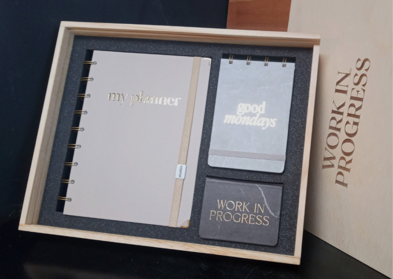 fabricante de maletas, fábrica de maletas, maleta personalizado, maleta sob medida, maleta de madeira personalizado, maleta de madeira sob medida, maleta para kit corporativo, maleta para cestas de natal, maleta em madeira pinus, maleta ; ;maletas; caixa; caixa-de-madeira; mini-maleta; ; fornecedor-de-maleta; maleta-de-madeira-pinus; maleta-de-feira; maleta-sob-medida; sustentável; press-kits; press-kits-criativos; fabricante-de-maleta; fornecedor-de-maleta; fabricante-de-caixa-de-madeira; , maleta de madeira pinus, maleta s de madeira pinus, maleta s de madeira personalizado, maleta sob medida, maleta em madeira pinus, maleta de madeira pinus, maleta s de madeira pinus, maleta s de madeira personalizado, maleta sob medida, maleta em madeira pinus caixa-de-madeira; caixa-de-madeira-personalizada; caixa-de-madeira-para-bebida; embalagem-personalizada; ideias-de-embalagens; fabricante-de-caixa-de-madeira; fabricante-de-caixa; press-kits; press-kits-personalizados; press-kits-criativos; caixa-personalizada; fornecedor-de-caixa; brindes-personalizados; sustentavel; caixa-sustentável; brinde-sustentável; ideia-presente caixa-de-madeira; caixa-de-madeira-personalizada; caixa-com-berço; caixa-com-berço-personalizado; caixa-de-madeira-luxo; caixa-luxo; berço-personalizado; press-kits; merchandising; sustentável; ideia-criativa-para-presente; fabricante-de-caixa-de-madeira; fabricante-de-caixa; embalagem; embalagens-personalizadas; presente-personalizado; caixa-para-bebida; caixa-de-madeira-para-bebida; caixa com berço de espuma, caixa com berço para kit gin, caixa com berço de madeira Caixa de madeira para kit, caixa de madeira para bebidas, caixas de madeira personalizada, caixas de madeira para kit gin, caixas de madeira com berço, caixas de madeira para garrafas e taças, caixas de madeira com personalização, caixas de madeira para press kit, caixas de madeira para empresas, caixas de madeira para brindes, caixas de madeira pinus, caixa-de-madeira; caixa-de-madeira-personalizada; caixa-com-berço; caixa-com-berço-personalizado; caixa-de-madeira-luxo; caixa-luxo; berço-personalizado; press-kits; merchandising; sustentável; ideia-criativa-para-presente; fabricante-de-caixa-de-madeira; fabricante-de-caixa; embalagem; embalagens-personalizadas; presente-personalizado; caixa-para-bebida; caixa-de-madeira-para-bebida; caixa com berço de espuma, caixa com berço para kit gin, caixa com berço de madeira caixa de madeira pinus, caixas de madeira pinus, caixas de madeira com personalização silk screen, caixas de madeira com logo colorido, caixa de madeira sustentável, caixas de madeira sustentável, caixas de madeira com selo fsc, caixa de madeira com selo fsc, caixa de madeira com tampa articulada, caixa de madeira com tampa articulada, caixa de madeira tampa maleta , caixa de madeira com tampa maleta , caixa de madeira vegan power, caixa de madeira para press kit ecológico, caixa de madeira ecológica, caixas de madeira ecológica, caixa em madeira reflorestada, caixas em madeira reflorestada, caixas press kit ecológico, press kit sustentável, press kit ecológico, caixa madeira pinus, caixas madeira pinus, maleta madeira ecológica, maletas madeira ecológica, brinde em madeira sustentável, brindes madeira fsc, brindes corporativos madeira fsc, brindes madeira certificada, brindes madeira reflorestada, caixas especiais de madeira